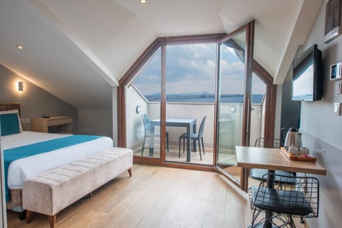 PENTHOUSE SEA VIEW DOUBLE BALCONY | Minibar, in-room safe, individually furnished, desk