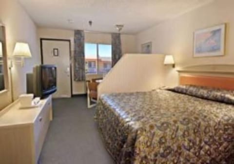 Standard Room, 1 Queen Bed | Desk, laptop workspace, iron/ironing board, free WiFi