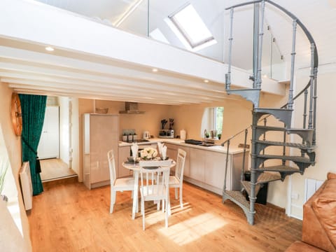 Cottage | Private kitchen | Fridge, dishwasher, electric kettle, toaster