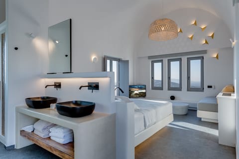 Deluxe Suite with Outdoor Hot Tub &amp; Sea view | 1 bedroom, minibar, in-room safe, individually decorated