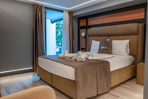 Standard Double or Twin Room | In-room safe, desk, laptop workspace, blackout drapes
