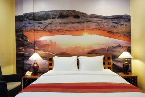 Deluxe Room | Minibar, in-room safe, desk, laptop workspace