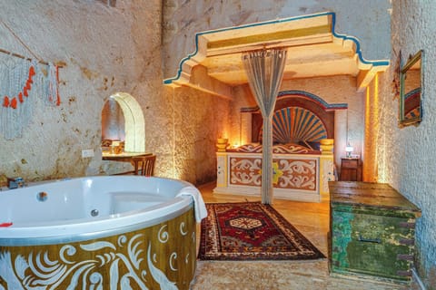 Deluxe Kayay Balayi Odasi Jakuzili- 107 | Premium bedding, blackout drapes, soundproofing, iron/ironing board