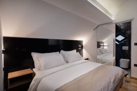 Luxury Room, Multiple Bedrooms, Sea Facing | Hypo-allergenic bedding, desk, iron/ironing board, free WiFi