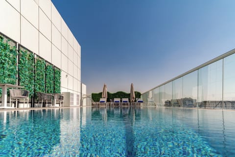Outdoor pool, lifeguards on site