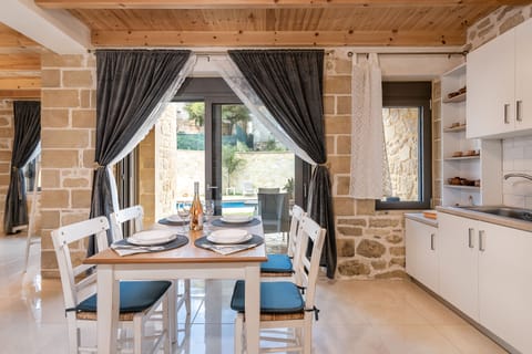 Full-size fridge, microwave, oven, stovetop