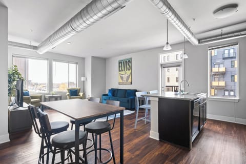 Deluxe Apartment | Living area | Flat-screen TV