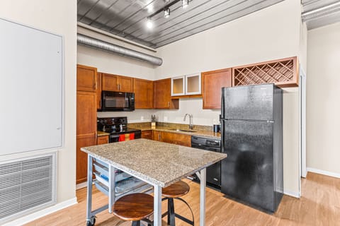 Classic Apartment | Private kitchen | Full-size fridge, microwave, oven, stovetop