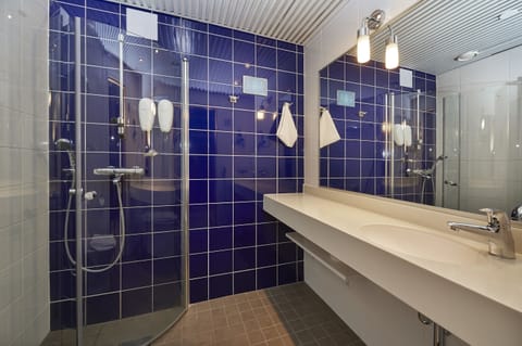 Standard Triple Room | Bathroom | Shower, hair dryer, bidet, towels