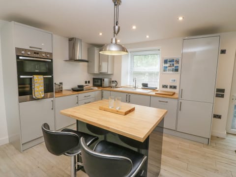 Cottage | Private kitchen | Fridge, dishwasher, electric kettle, toaster