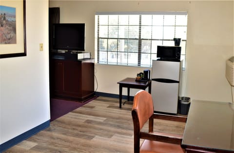 Executive Suite, 1 King Bed | Premium bedding, desk, blackout drapes, iron/ironing board