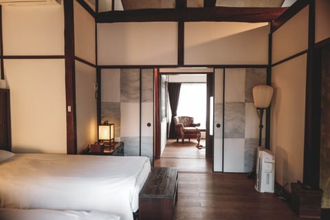 Grand Villa | 2 bedrooms, desk, laptop workspace, free WiFi
