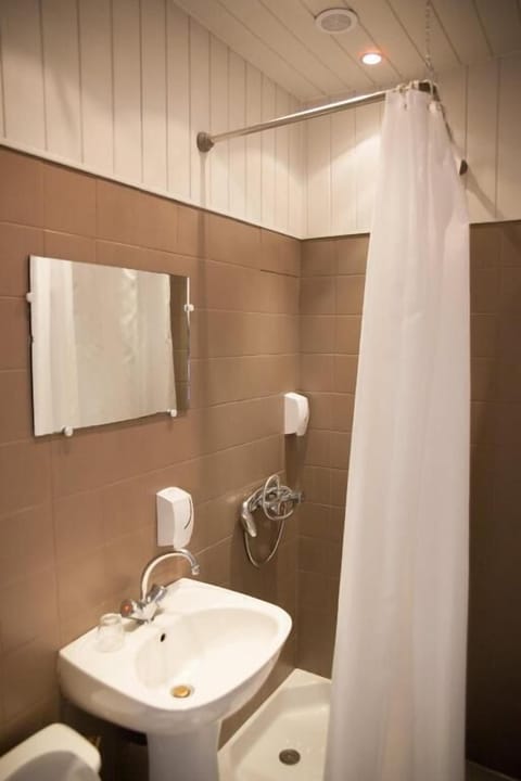 1 Standard Single Room, Private bathroom | Bathroom