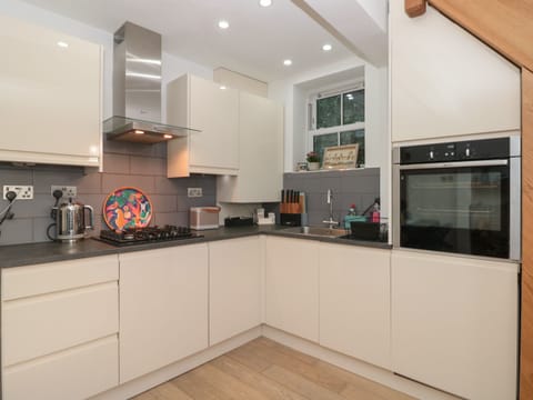 Cottage | Private kitchen | Fridge, electric kettle, toaster, cookware/dishes/utensils