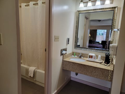 Combined shower/tub, free toiletries, hair dryer, towels