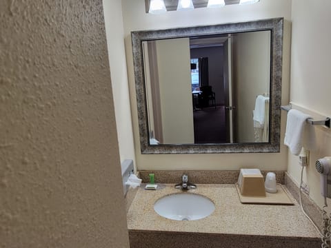 x-Standard 2 Queens Smoking | Bathroom | Combined shower/tub, free toiletries, hair dryer, towels