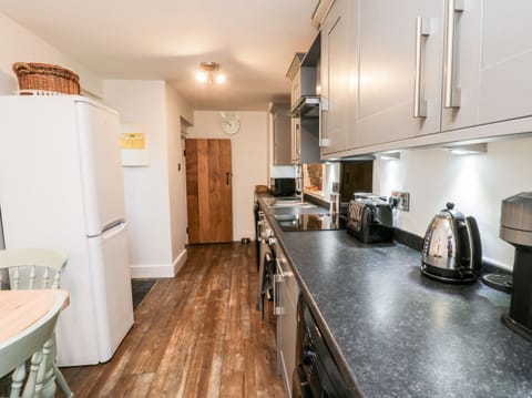 Cottage | Private kitchen | Fridge, dishwasher, electric kettle, toaster