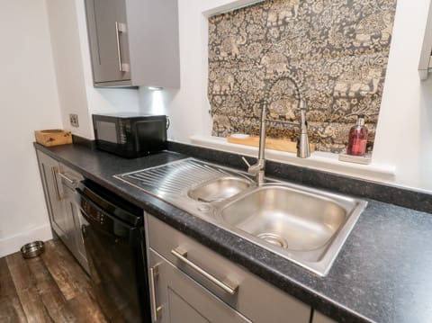 Cottage | Private kitchen | Fridge, dishwasher, electric kettle, toaster