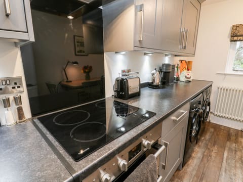 Cottage | Private kitchen | Fridge, dishwasher, electric kettle, toaster