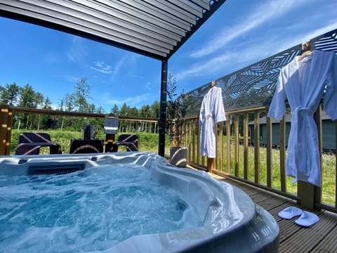 Design Apartment, Ensuite | Outdoor spa tub