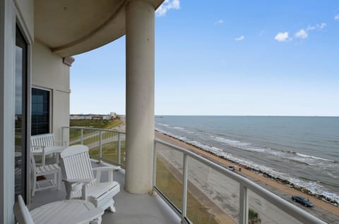 Condo (2 Bedrooms) | Front of property
