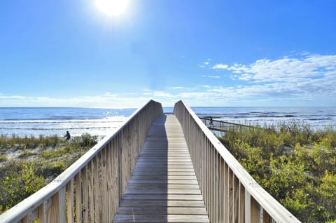 Condo (2 Bedrooms) | Property amenity