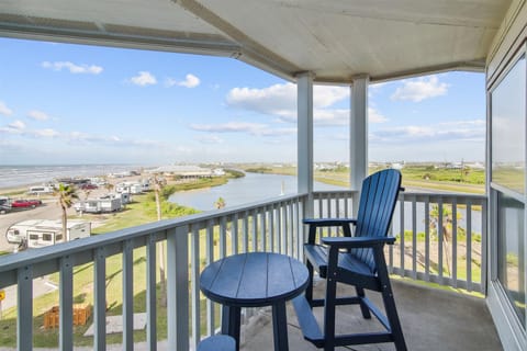 Condo (2 Bedrooms) | Front of property