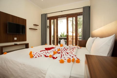 Superior Room | Bathroom | Shower, towels