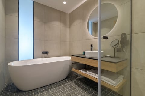 Shower, rainfall showerhead, free toiletries, hair dryer