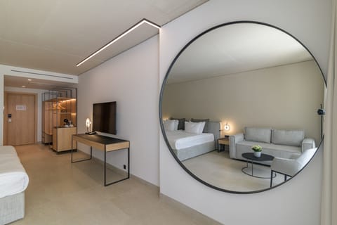 Pine pool swim-up | Hypo-allergenic bedding, minibar, in-room safe, desk