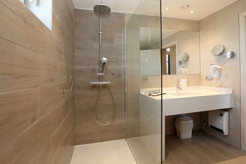 Comfort Quadruple Room | Bathroom | Shower, free toiletries, hair dryer, bathrobes