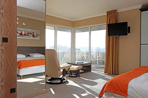 Deluxe Room | Minibar, in-room safe, individually decorated, individually furnished