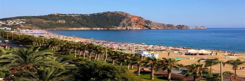 Beach nearby, beach cabanas, sun loungers, beach bar