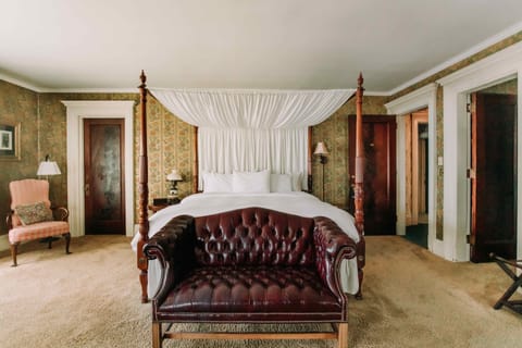 Deluxe Studio Suite | Egyptian cotton sheets, premium bedding, down comforters