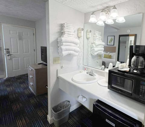 Deluxe Room | Bathroom | Combined shower/tub, hair dryer, towels, soap