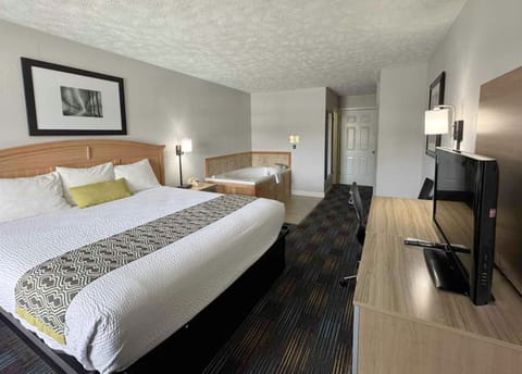 Honeymoon Room | Desk, blackout drapes, free WiFi, bed sheets