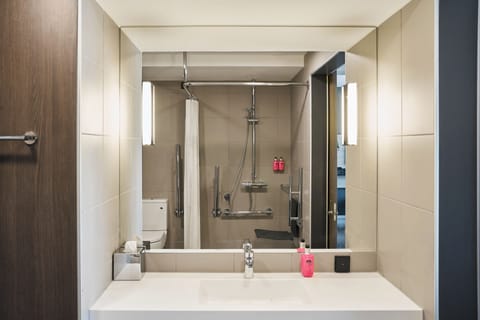 Shower, rainfall showerhead, free toiletries, hair dryer