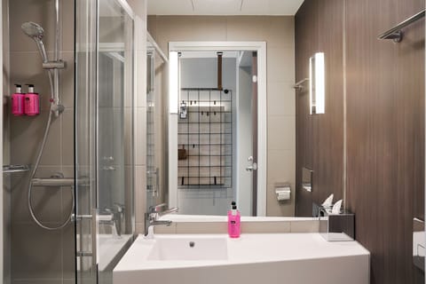 Shower, rainfall showerhead, free toiletries, hair dryer