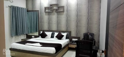 Egyptian cotton sheets, premium bedding, desk, WiFi (free)