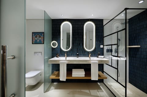 Shower, rainfall showerhead, free toiletries, hair dryer