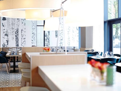 Breakfast, lunch, dinner served; international cuisine 