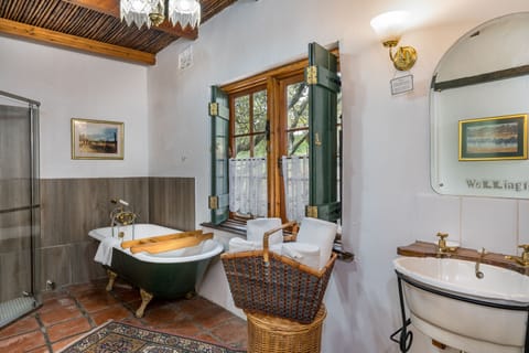 Luxury Room, 1 Queen Bed, Garden View | Bathroom | Free toiletries, hair dryer, bathrobes, slippers