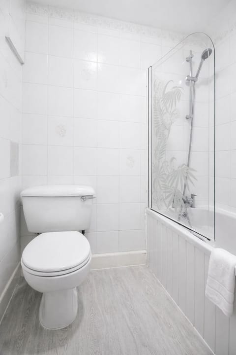 Economy Double Room | Bathroom | Free toiletries, hair dryer, towels