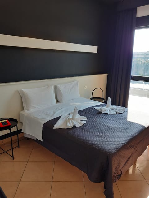 Basic Triple Room | Minibar, in-room safe, desk, soundproofing