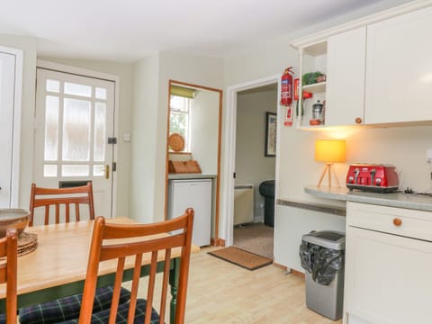 Cottage | Private kitchen | Fridge, electric kettle, toaster, cookware/dishes/utensils