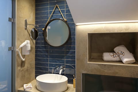 Shower, hair dryer, bathrobes, slippers