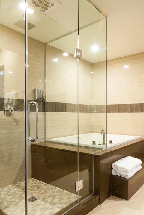 Standard Room, 1 King Bed, Non Smoking, Jetted Tub | Bathroom | Free toiletries, hair dryer, towels, soap