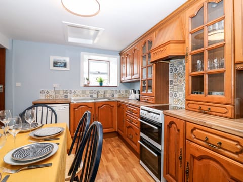 Cottage | Private kitchen | Fridge, dishwasher, electric kettle, toaster