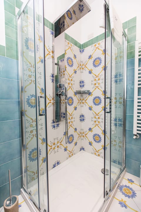 Shower, hydromassage showerhead, free toiletries, hair dryer