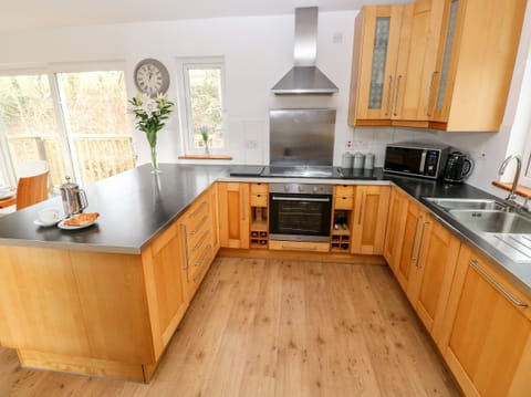 Cottage | Private kitchen | Fridge, dishwasher, cookware/dishes/utensils